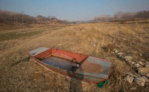網上流傳的淄博太河水庫近期乾涸圖片。