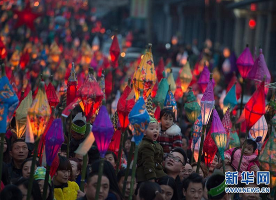 萬人點燈“送蠐蟆”祈福 習俗源於清朝（組圖）