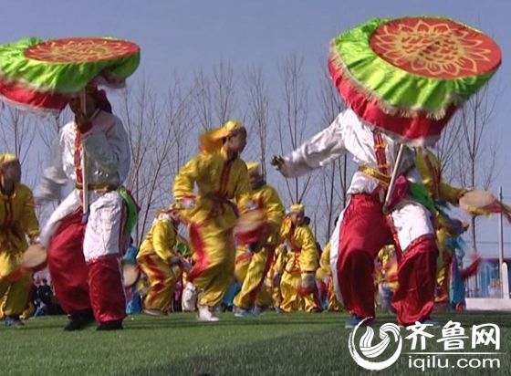 上午9點半，在商河縣趙集小學操場上，學生們身著絢麗的服裝，正在進行鼓子秧歌的匯演。