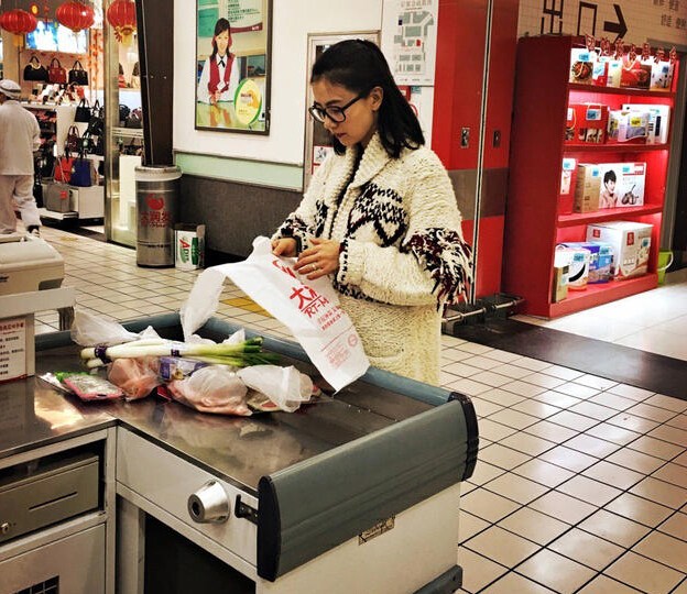 高圓圓獨自逛超市買菜 打扮樸素大方不避粉絲(組圖)