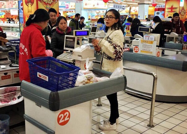 高圓圓獨自逛超市買菜 打扮樸素大方不避粉絲(組圖)