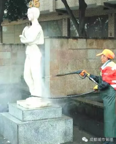 成都“三好學生”石像遭噴 面部肚臍眼襠部噴上紅墨被惡搞（組圖）