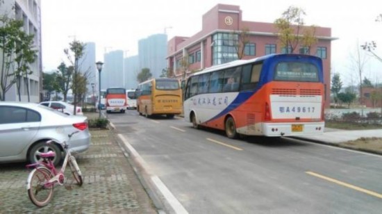 小學生遭校車碾壓 孩子俯身視覺盲區車主驅車前行