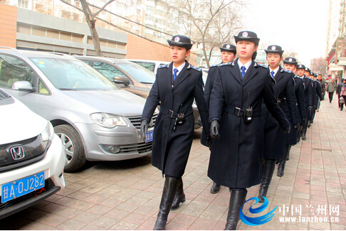 女城管队柔情执法 穿警服秀英姿成亮丽风景线(组图)