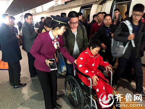 2月26日，在濟南客運段G26組值乘的從上海虹橋開往北京南的G140次列車上，一名從上海虹橋站乘車的女士引起列車員的注意。