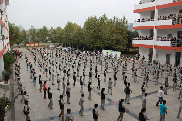 南京宇通实验学校全体师生举行韵律操大赛