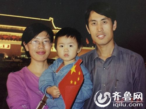 2002年萱萱兩周歲，全家第一次帶寶貝到北京進行康復訓練。