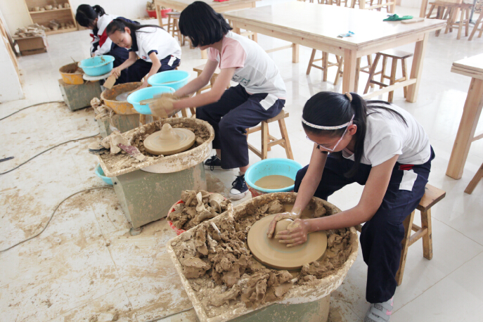 潍坊峡山双语学校：感受陶艺制作的过程