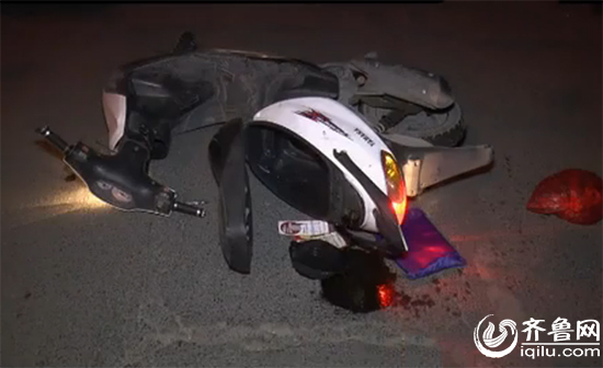 一位瘋狂前行的開摩托車的女子闖關後還撞到一輛電動車，致使兩人摔倒。（視頻截圖）
