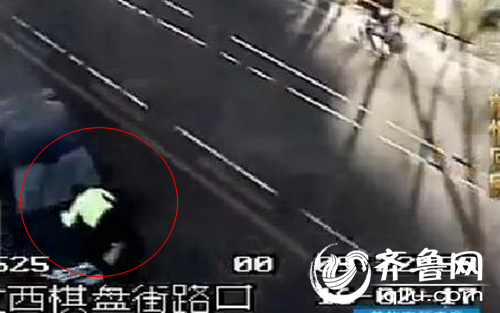 濟南輔警被套牌車拖行1.4公里後，摔在地上。