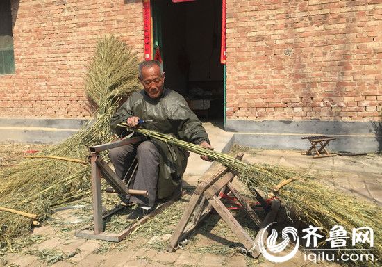 菜園村70歲的老人徐銀華扎制掃帚已有20年，合作社成立後，他一年能收入3萬元以上。