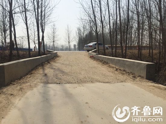 原來村口小橋無護欄、橋面窄，交通事故多發。去年5月，村裏對其翻修，杜絕了安全事故的發生。