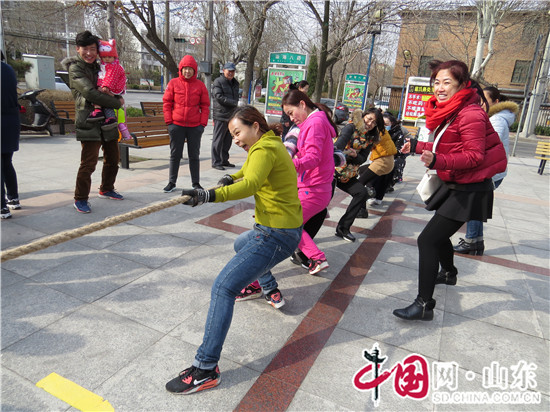 滨州：市中街道市南社区举行庆“三八”居民趣味运动会