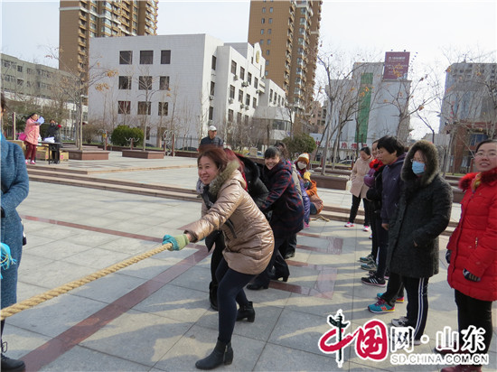 滨州：市中街道市南社区举行庆“三八”居民趣味运动会