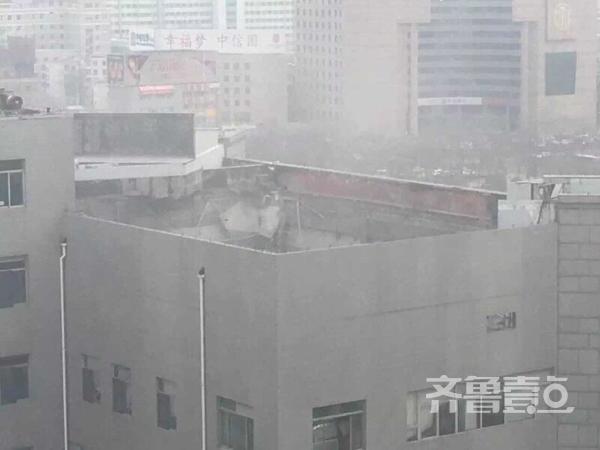 济南泉城路浦发大厦楼顶坍塌 无人员死亡(组图)