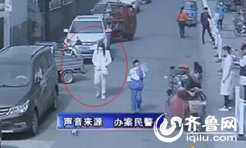 “男扮女裝”的劫匪，因為走路姿勢的問題被民警一眼識破。