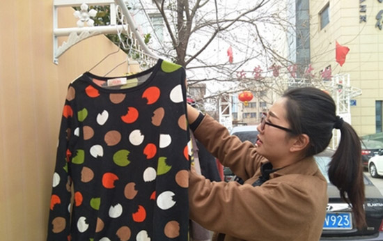 臨沂市區再添一處“愛心墻” 城管呼籲捐衣需七成新