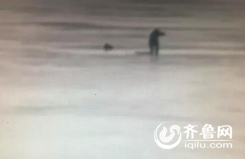當時的氣溫是零下七度，一名男子落水後，兩個救人者也落水求救。