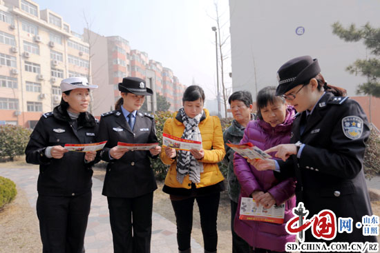 日照港公安局民警走進社區宣傳安全防範知識