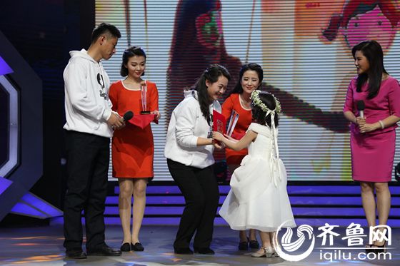 “女童保護”志願者講師陳艷華的女兒為獲獎者頒獎