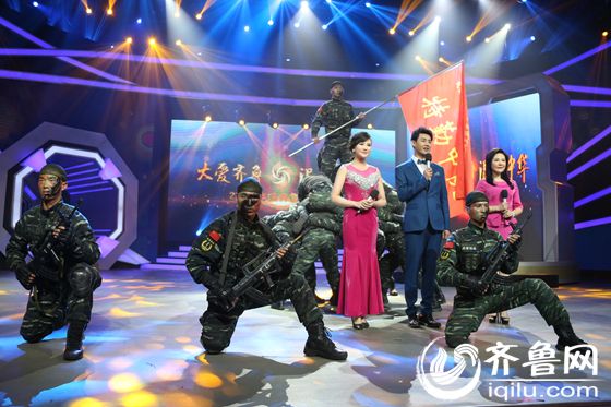 武警山東總隊直屬支隊的戰士表演《渴望光榮》