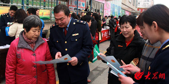 3.15來臨 日照市工商局進社區教市民如何辨別商品真偽(組圖)