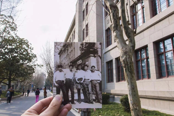 新上院建成于1954年，是上海交通大學徐匯校區的標誌性建築之一，是徐匯區登記不可移動文物之一，2004年被列為上海市優秀歷史建築。圖為1980年代交大學生在新上院前的合影。