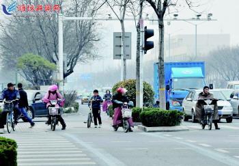 潍坊市交通存不少违规行为 乱穿马路危险又添堵