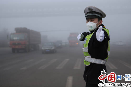 雾霾疏导交通摄影:宋年升雾霾疏导交通摄影:宋年升雾霾疏导交通摄影