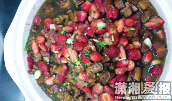 大學黑暗料理推出新菜：草莓紅燒肉 每份賣6元