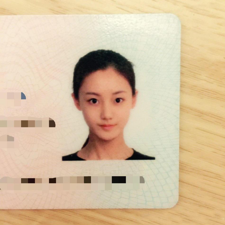 wes__在微博晒出身份证照片,拥有高颜值的她被网友称为"最美证件照"