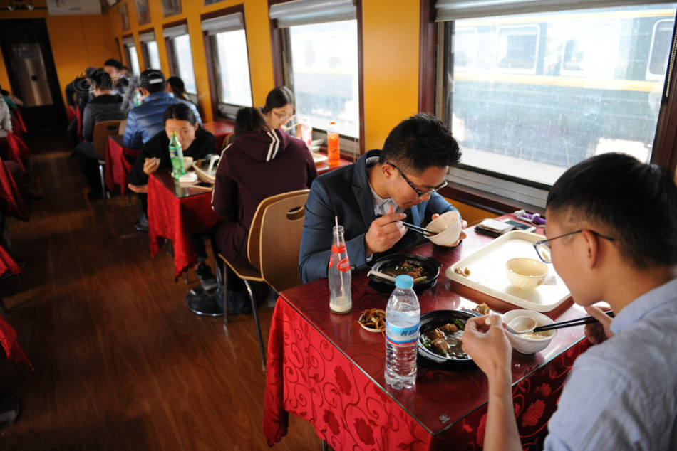 8節綠皮火車變食堂 每天吃飯“趕火車”是享受（組圖）