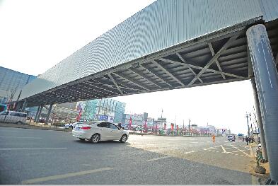 濟南最長封閉過街天橋橫跨10個車道