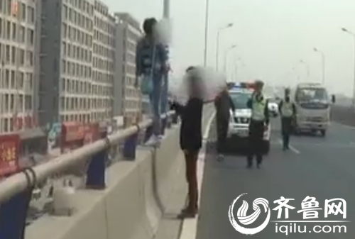 女子跳上高架橋護欄（視頻截圖）