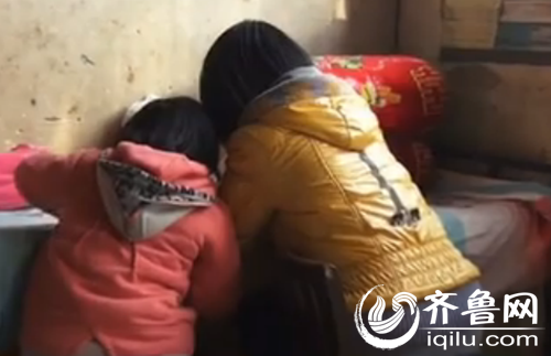 兩個女兒趴在床頭寫作業（視頻截圖）