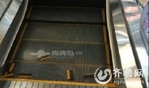 青島：百麗廣場電梯突然爆開嚇壞保潔 疑是彈簧掉了