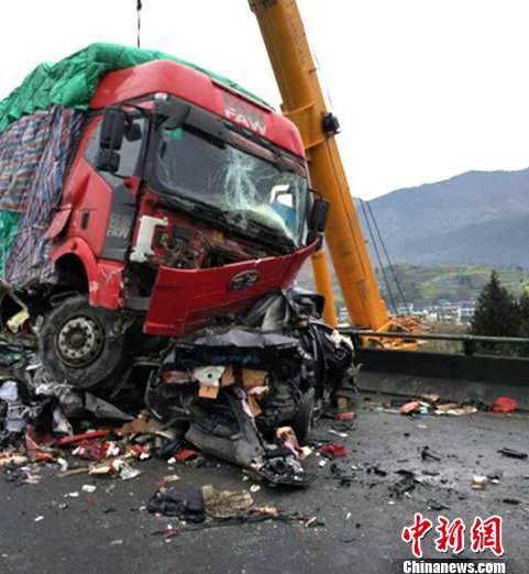 高速车祸现场图23日凌晨2时左右,京昆高速四川成绵广段发生一起追尾