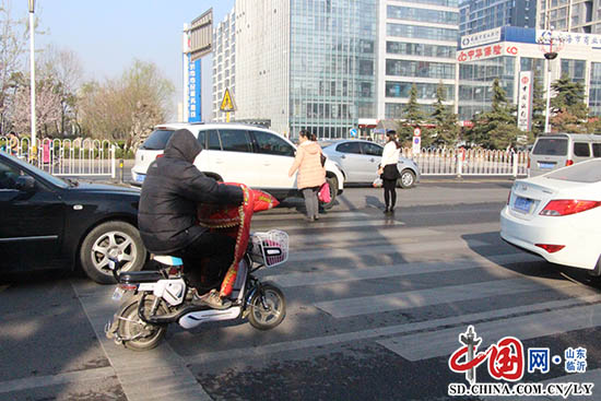 臨沂北城新區四車追尾 行人過街方式亟待改善