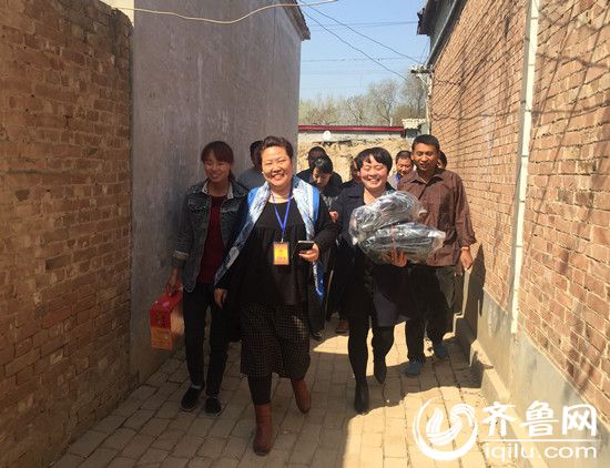 来自河北沧州的王大姐回访她长期帮扶的贫困家庭，为每户送去2000元善款，爱心驿站也为他们送去衣物、米、面、油等物资。