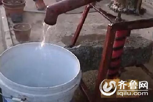煙臺蓬萊村民家中的水井突然冒出了熱水，熱氣騰騰有點燙手。
