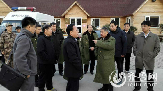 省防火指揮部領導趙潤田副省長、劉均剛廳長等在火災現場調度指揮
