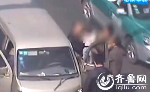 麵包車司機回到車上，女乘客抱著孩子緊追其後，兩人發生肢體摩擦（視頻截圖）