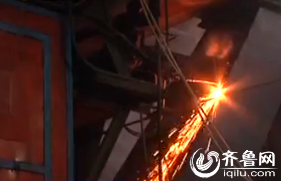 工人們正在拆除鍋爐，這是今年市中區第一家被淘汰的燃煤鍋爐（視頻截圖）