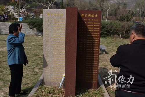 4月1日，刘在亮的父母在长清区一处墓地的器官角膜捐献者墓碑前，看着儿子的名字泪流不止。
