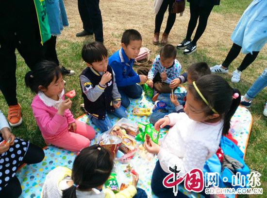 滨州北镇街道办事处：实验小学开展“与春天握手携快乐同行”的春游活动
