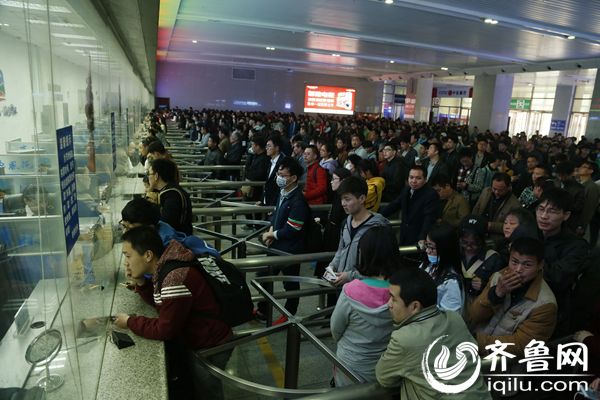 济南火车站迎来清明返程客流
