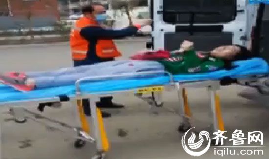 女子被120急救人員抬上救護車