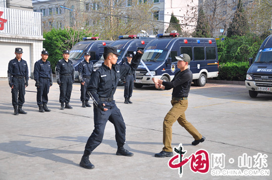 滨州滨城特巡警大队组织开展防砍臂使用训练