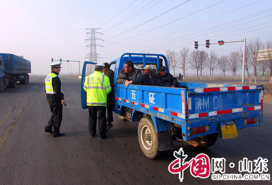 濱州陽信交警嚴查農用車違法載人 保障轄區群眾出行安全
