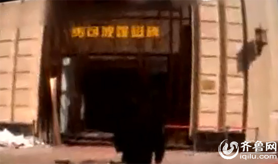 瓷磚店店門淩晨被人砸壞（視頻截圖）